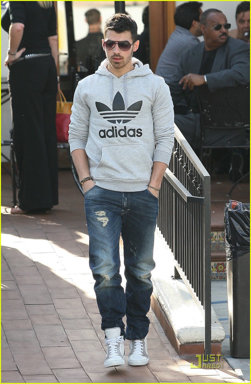 joe-jonas-urth-caffe-01